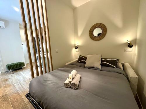 une chambre avec un lit avec deux serviettes dessus dans l'établissement L'Écrin de Duguesclin Comfort & Charm in Lyon 3rd arrondissement, à Lyon