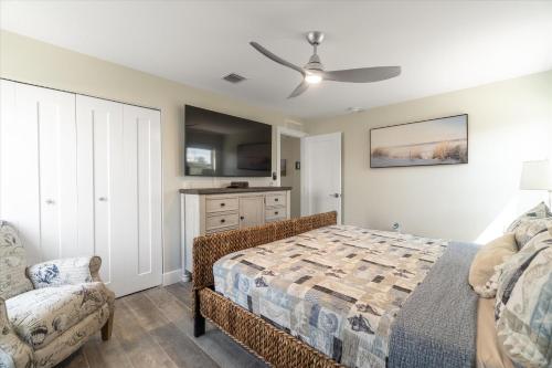 a bedroom with a bed and a ceiling fan at Yeya's Hideaway in Big Pine Key