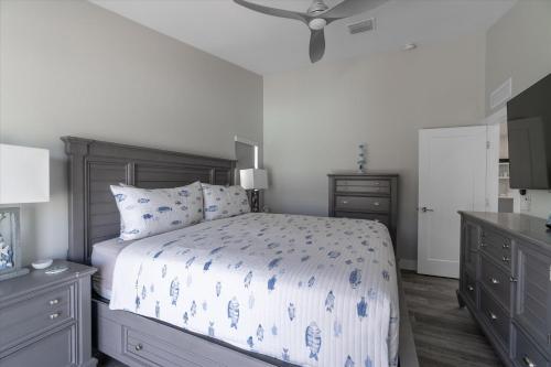 a bedroom with a bed and a ceiling fan at Yeya's Hideaway in Big Pine Key