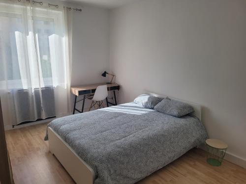 - une chambre avec un lit, un bureau et une fenêtre dans l'établissement Appartement cité de la gastronomie Dijon, à Dijon