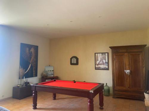 a room with a pool table in the corner of a room at L Atelier Demoiselle in Cadillac