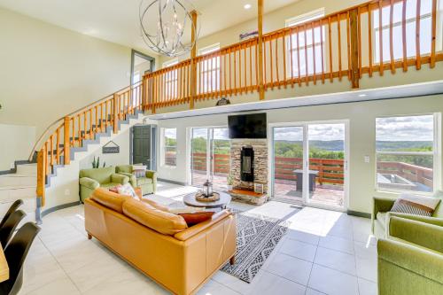 Χώρος καθιστικού στο Lake Taneycomo Views Family-Friendly Cabin!