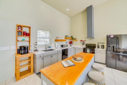Η κουζίνα ή μικρή κουζίνα στο Lake Taneycomo Views Family-Friendly Cabin!