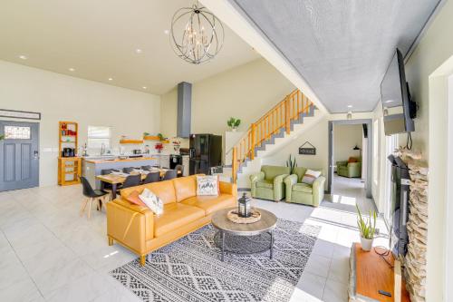 Χώρος καθιστικού στο Lake Taneycomo Views Family-Friendly Cabin!