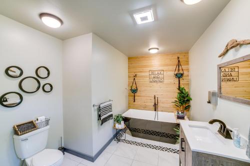 Ένα μπάνιο στο Lake Taneycomo Views Family-Friendly Cabin!
