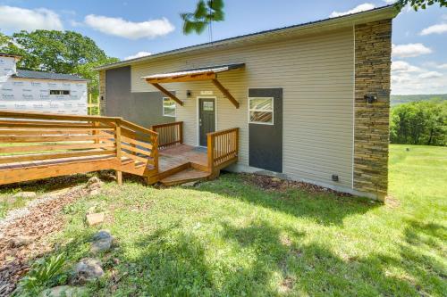 Κήπος έξω από το Lake Taneycomo Views Family-Friendly Cabin!