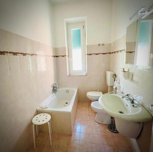 a bathroom with a sink and a tub and a toilet at La camera a due passi dal mare in San Terenzo