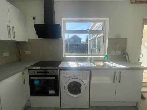 Imagen de la galería de Full House - 5 Beds - Wi-Fi, en Peterborough