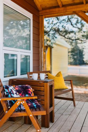 Zona de estar de Eagle - Cozy Tiny Home With Mountain Views