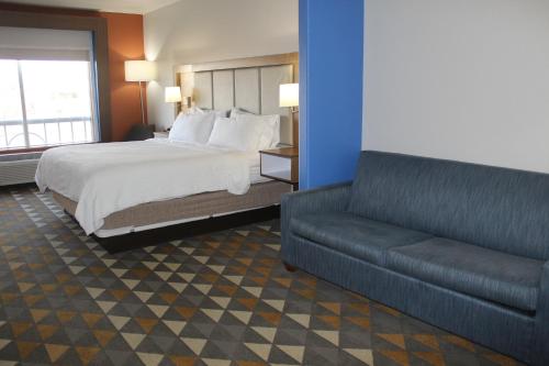 Letto o letti in una camera di Holiday Inn Express Rockford-Loves Park by IHG