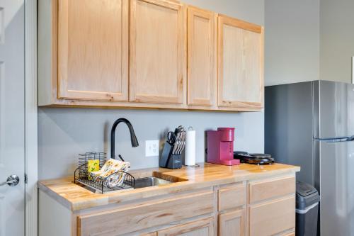Dapur atau dapur kecil di Walk to Wineries Elgin Wine Country Retreat!
