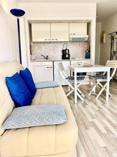un salon avec un canapé et une table dans l'établissement Résidence Bailli De Suffren - Studio à Arcachon, proche plage et commerces MAE-8504, à Arcachon