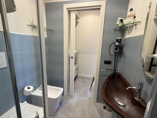 a bathroom with a toilet and a sink at Frida in San Giorgio a Cremano