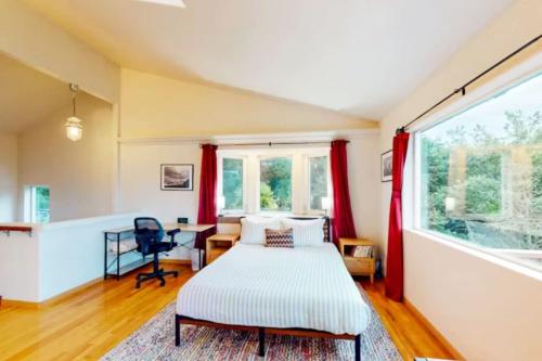 Giường trong phòng chung tại Stunning Ocean View Getaway- Private and Serene