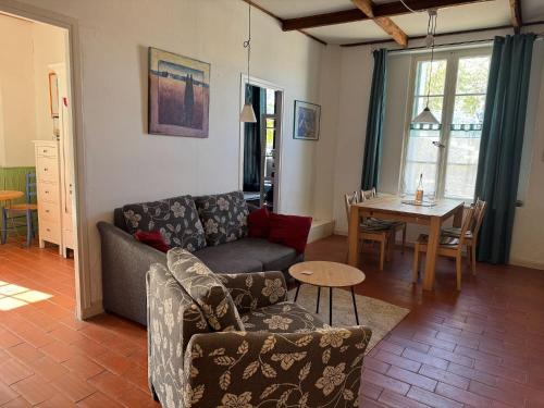 un salon avec un canapé et une table dans l'établissement Maison de l´amitié Homps, à Homps