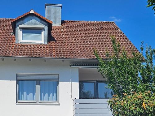 a white house with a red roof at CASA 8070 Exklusive Maisonette-Wohnung 91 qm für Familien, Gruppen, Geschäftsreisende, inklusive Parkplatz, WLAN, Kaffee und Tee, voll ausgestattet für 1 bis 9 Gäste, zentrumsnah, Autobahn A9 Ingolstadt-Süd, Donau, Auwaldsee und Gewerbegebiet in Ingolstadt