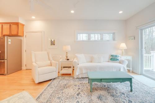 un salon avec un canapé blanc et une table dans l'établissement Near Portland Trails Walkable Apartment with Deck, à Portland