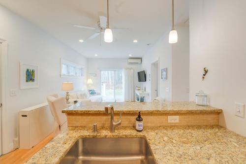 une cuisine avec un évier et un plan de travail dans l'établissement Near Portland Trails Walkable Apartment with Deck, à Portland