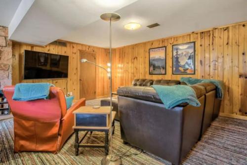 Ruang duduk di Serenity Pines Hideaway w HotTub