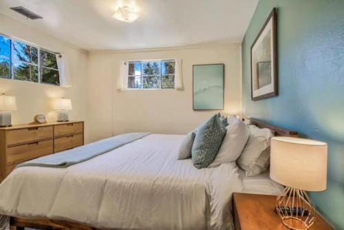 Katil atau katil-katil dalam bilik di Serenity Pines Hideaway w HotTub