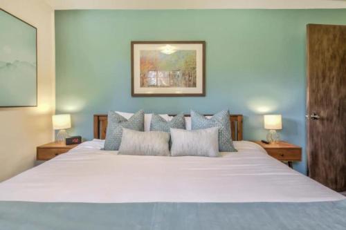 Katil atau katil-katil dalam bilik di Serenity Pines Hideaway w HotTub