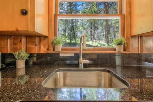 Gambar di galeri bagi Serenity Pines Hideaway w HotTub di Chipita Park
