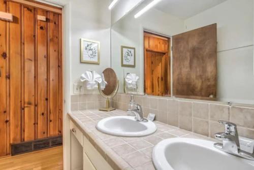 Bilik mandi di Serenity Pines Hideaway w HotTub