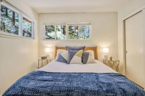 Katil atau katil-katil dalam bilik di Serenity Pines Hideaway w HotTub