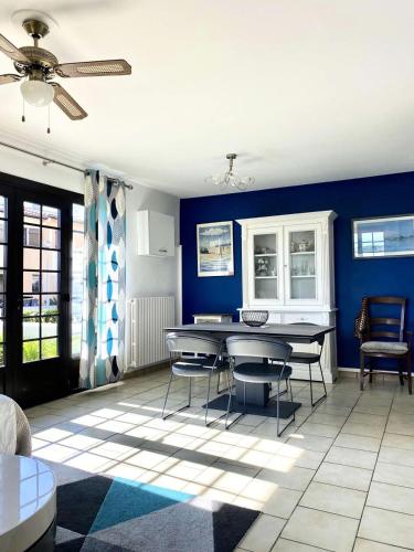 une salle à manger avec des murs bleus et une table et des chaises dans l'établissement Résidence La Calante - Maison avec vue sur les Prés Salés MAE-9821, à La Teste-de-Buch