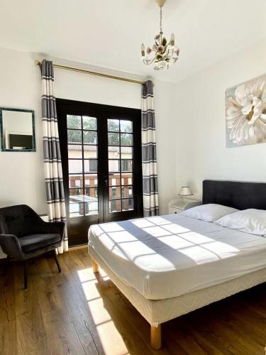 une chambre avec un lit, une chaise et une fenêtre dans l'établissement Résidence La Calante - Maison avec vue sur les Prés Salés MAE-9821, à La Teste-de-Buch