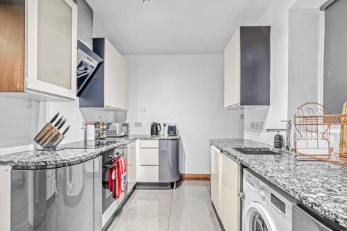 Køkken eller tekøkken på 3BR Retreat in Redcliffe Gardens