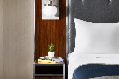 Una cama o camas en una habitación de The New Yorker Hotel