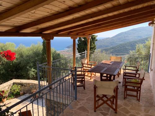 a patio with a table and chairs and a view at Maison de vacances pour 6 personnes in Tyros