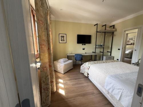 a bedroom with a bed and a desk at Frida in San Giorgio a Cremano