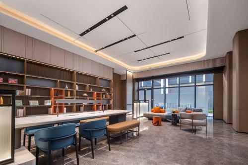 a lobby with a large table and chairs at Holiday Inn Express Qingdao City Balcony by IHG in Qingdao