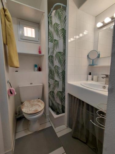 Ένα μπάνιο στο appartement Cosy les pieds dans le sable
