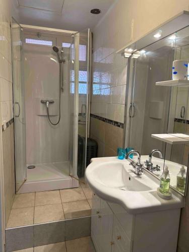 une salle de bain avec un lavabo et une douche dans l'établissement T3 centre St Servan, proche plages et commerces - Wifi, à Saint-Malo