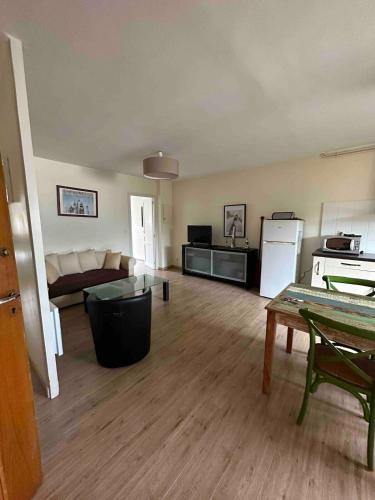 - un salon vide avec un canapé et un réfrigérateur dans l'établissement T3 centre St Servan, proche plages et commerces - Wifi, à Saint-Malo