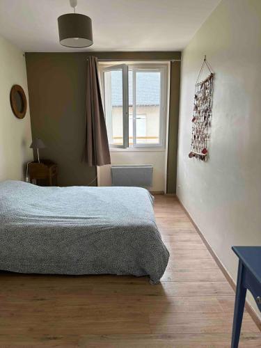une chambre avec un lit et une fenêtre dans l'établissement T3 centre St Servan, proche plages et commerces - Wifi, à Saint-Malo