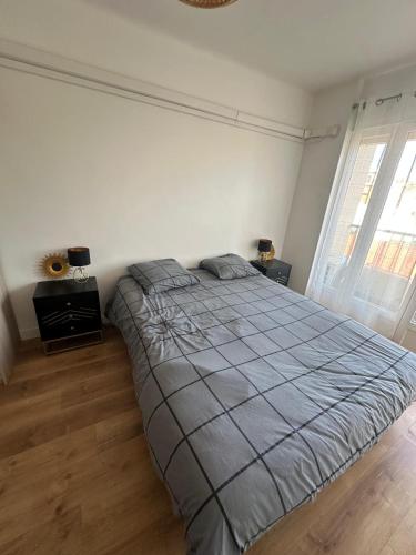 Ce lit se trouve dans un dortoir blanc doté de 2 tables et d'une fenêtre. dans l'établissement Le Wilson Palace, à Antibes