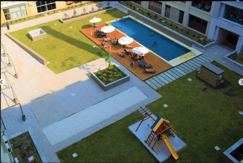 an overhead view of a pool in a building at MAPAR Apartamento 2 dormitorios en Montevideo in Montevideo