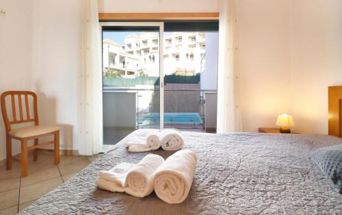 une chambre avec un lit avec des serviettes dessus dans l'établissement Apt Baleeira Sol, à Albufeira