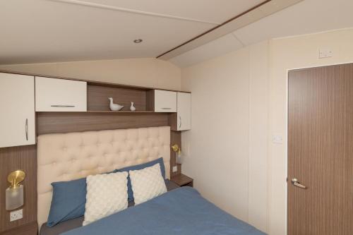 Postel nebo postele na pokoji v ubytování Bockenfield Park country Lodge with hot tub