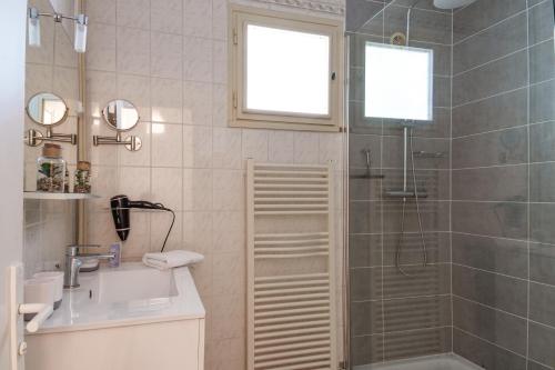 a bathroom with a shower and a sink and a toilet at La Villa Pop in Joue-les-Tours