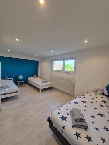 une chambre avec deux lits et une fenêtre dans l'établissement L escapade 3 frontieres, à La Celle-sous-Gouzon