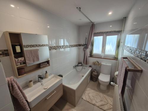 une salle de bain avec une baignoire, un lavabo et des toilettes dans l'établissement L escapade 3 frontieres, à La Celle-sous-Gouzon