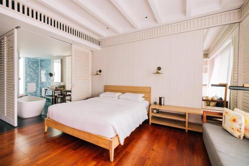 a bedroom with a bed and a bath tub and a bed sidx sidx sidx sidx at Park Hyatt St. Kitts in Christophe Harbour