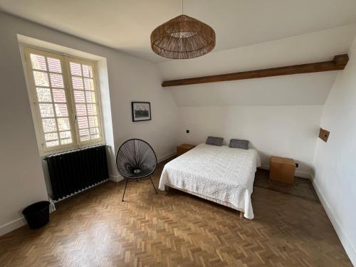 - une chambre avec un lit et un ventilateur dans l'établissement Maison du peintre, à Domme