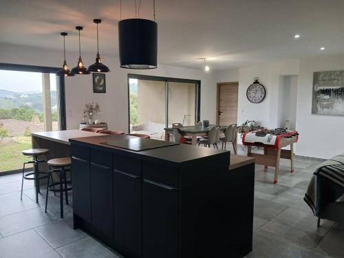 une cuisine et un salon avec une table et des chaises dans l'établissement Nouveau villa T4 à Sotta entre mer et montagnes, à Sotta