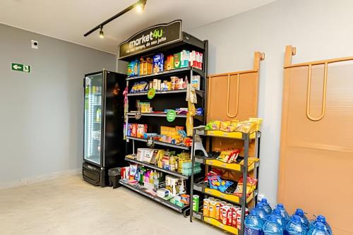 クリチバにあるPERFEiTO, Apto com Garagem bem localizadoのドリンククーラーのある部屋にあるソーダの自動販売機